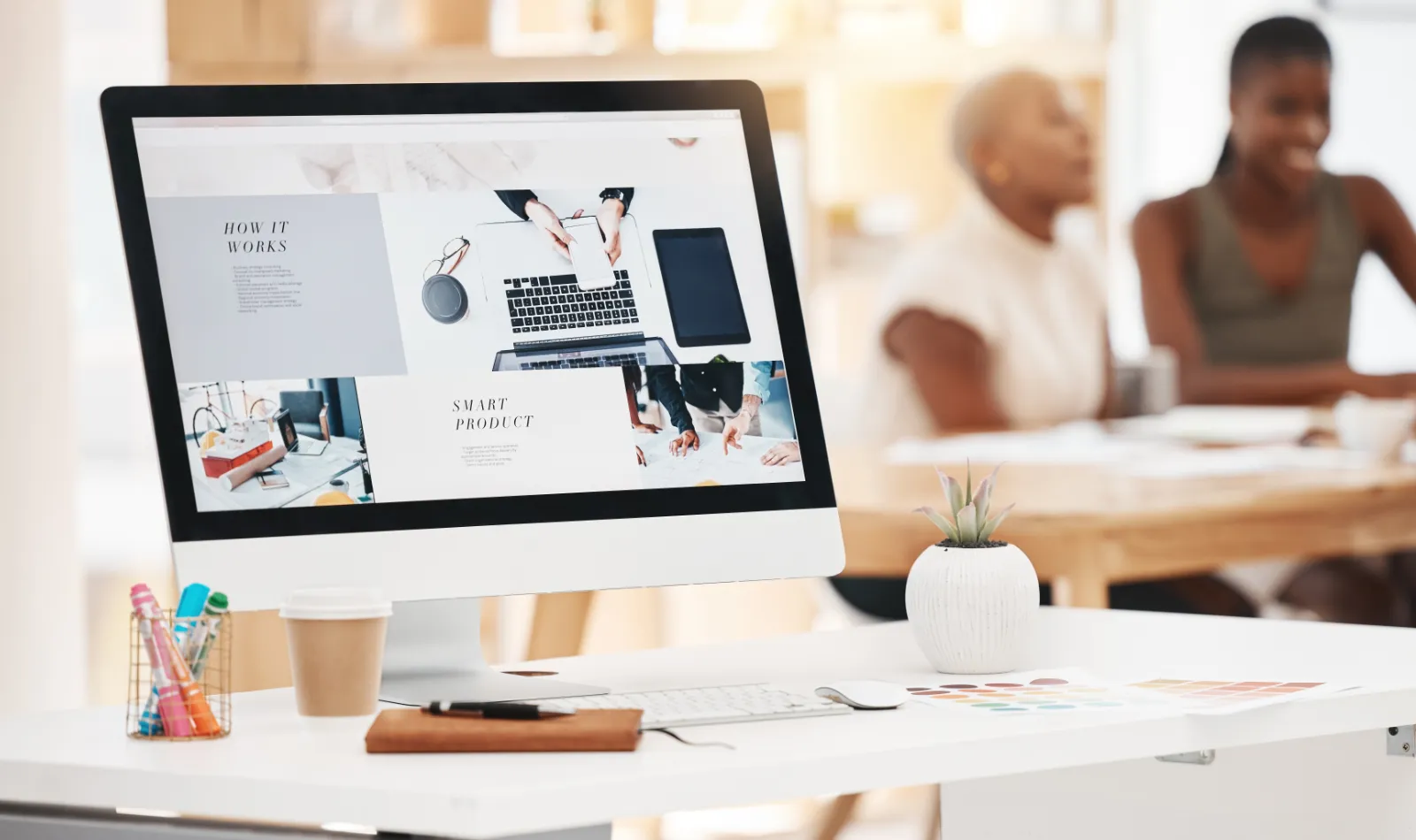 image d'un écran présentant un site web avec des femmes en arrière plan pour présenter la page que préparer avant de créer son site ?