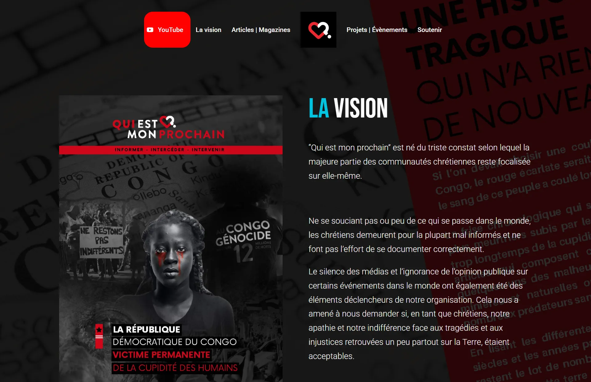 homme qui montre un ordinateur portable à l'écran un site web bilingue 